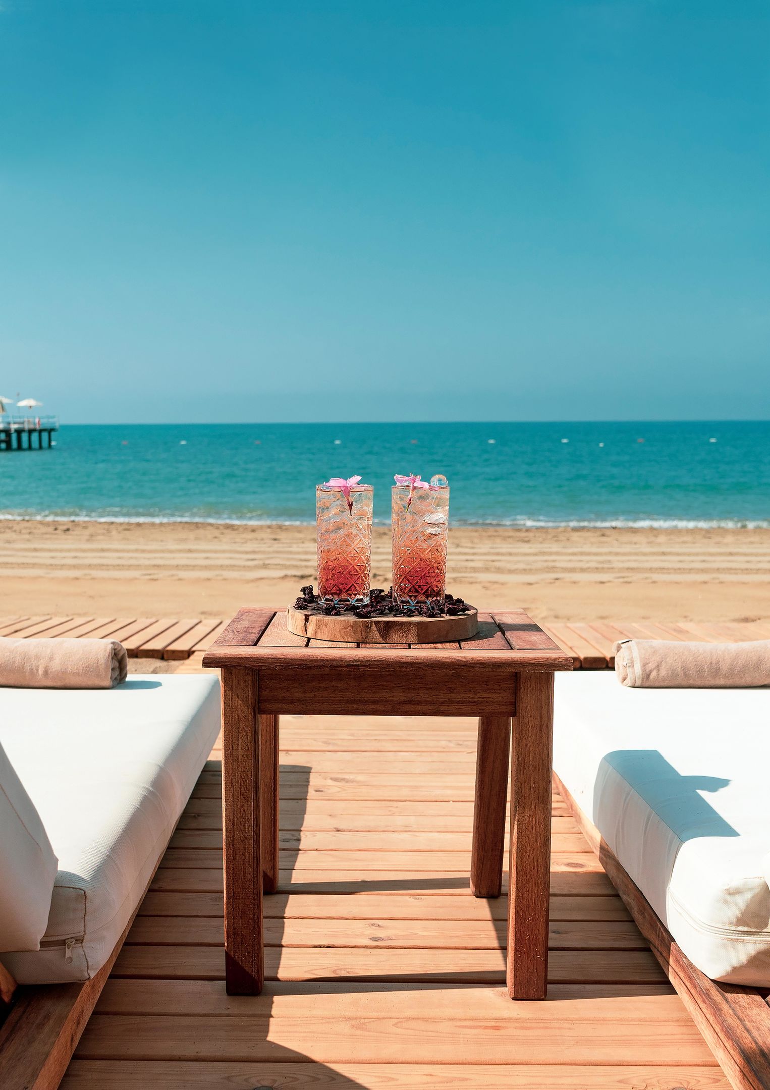 Cocktails op tafel bij luxe strandresort met uitzicht op zee